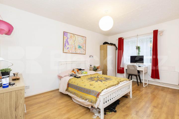 Modern 3 bed 2 bath apartment with a modern kitchen & bathroom mins to UCL Grays Inn Road, Holborn / Chancery Lane